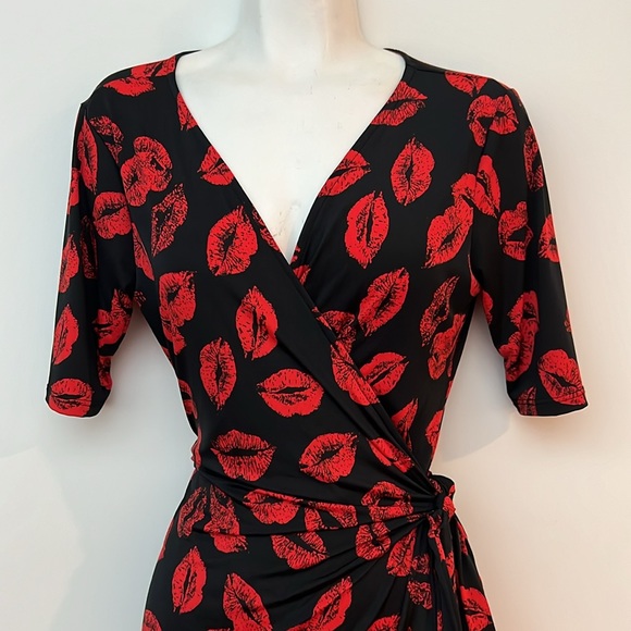 Red lip wrap dress - Picture 3 of 8